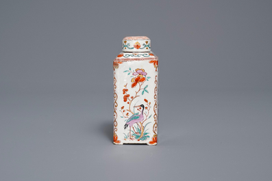 Een Delfts dor&eacute; chinoiserie theebus met deksel, 18e eeuw